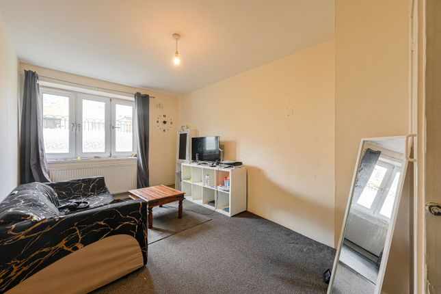 1 bed property, in Maryon Road, £250,000