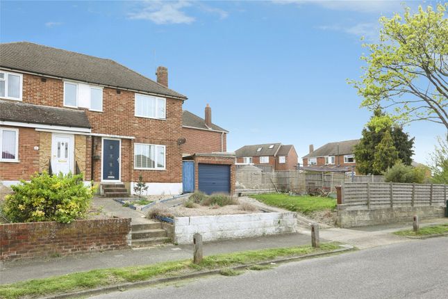 2 bed property, in Barberry Avenue, £300,000
