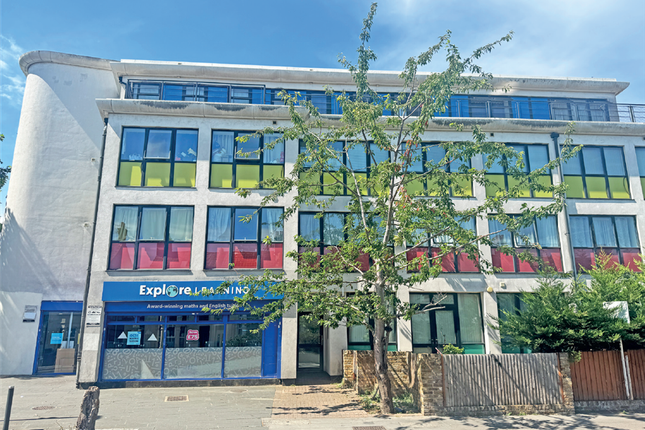 2 bed property, in Blackhorse Lane, £140,000