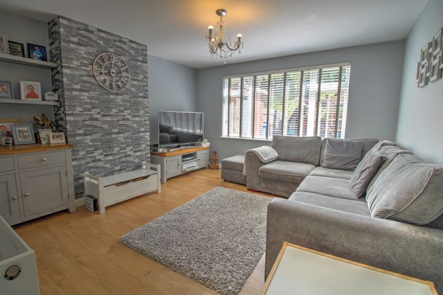 3 bed property, in Birkfield Close, £250,000
