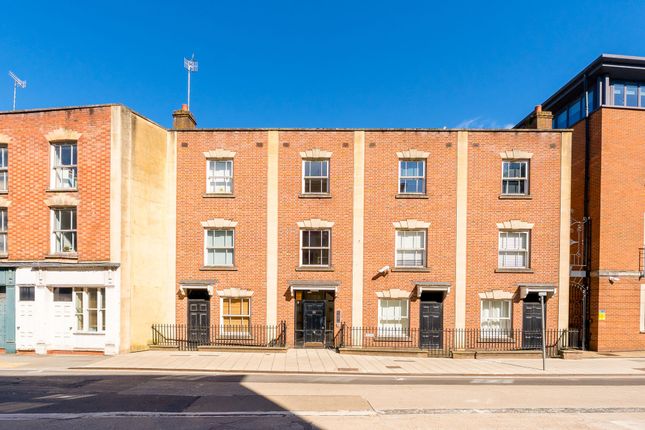 1 bed property, in Victoria Street, £215,000