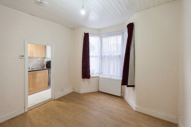 2 bed property, in Clements Road, £310,000