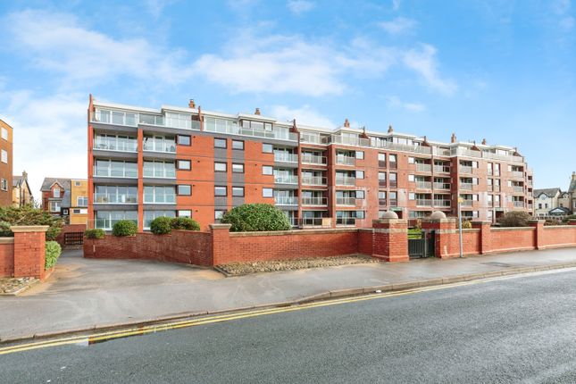 2 bed property, in North Promenade, £200,000