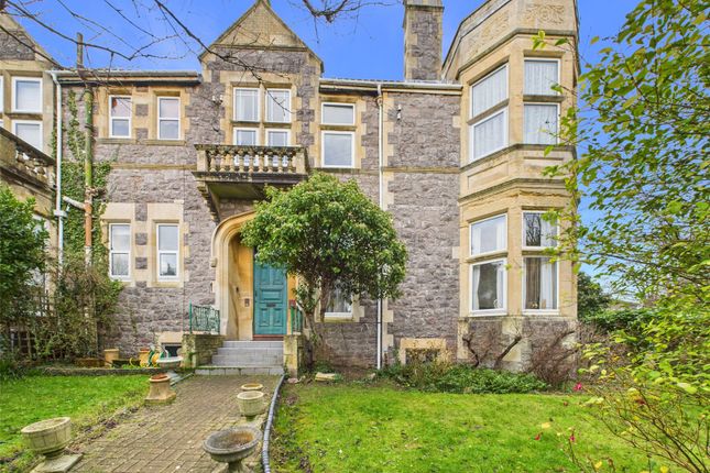 2 bed property, in Grove Park Road, £210,000