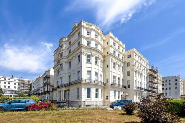 1 bed property, in Marine Parade, £315,000