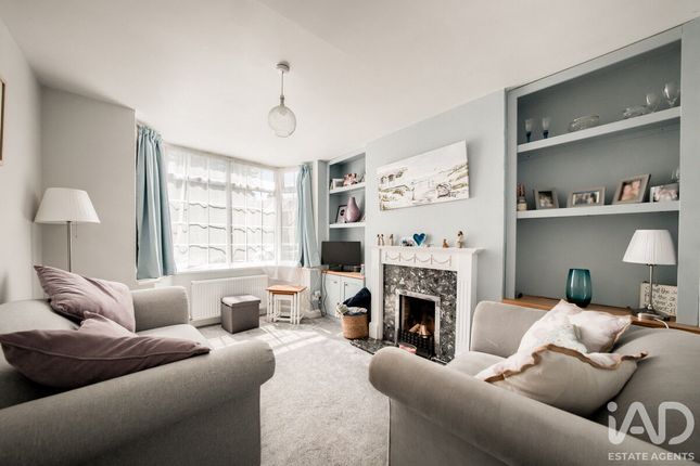 2 bed property, in Harris Road, £200,000