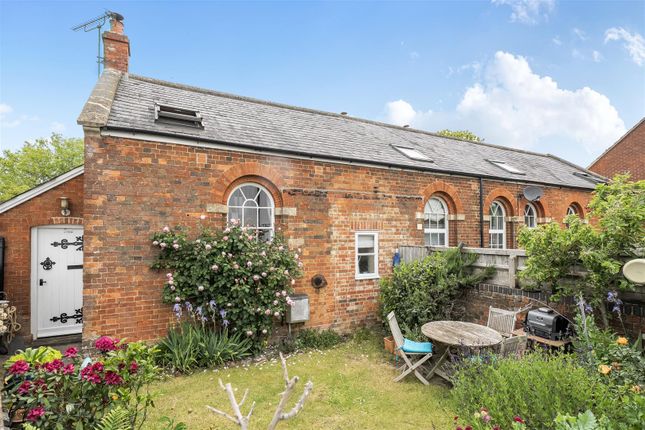 2 bed property, in The Pound, £290,000