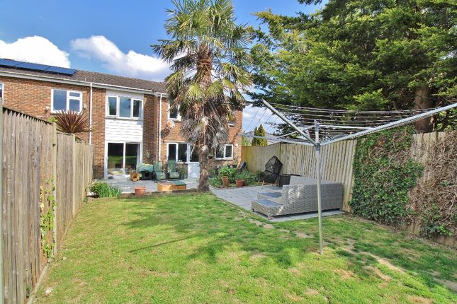 4 bed property, in Foster Close, £285,000