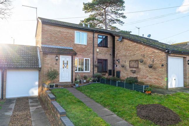 2 bed property, in Alington Close, £210,000