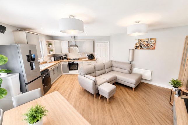 2 bed property, in Smollett Place, £250,000