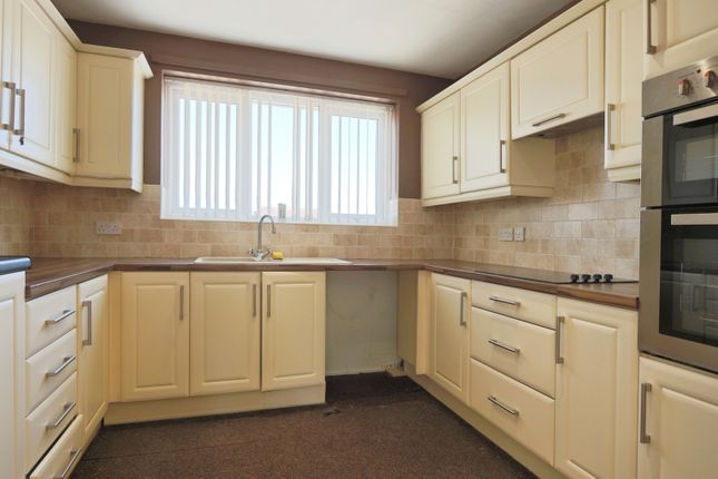 2 bed property, in Heath Royal Court, £90,000