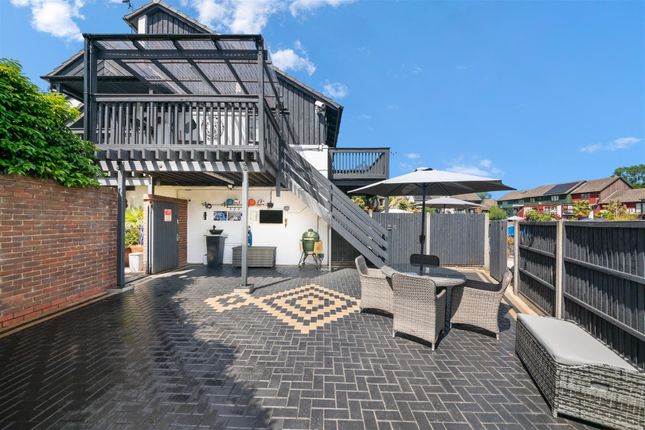 2 bed property, in Marina Approach, £375,000