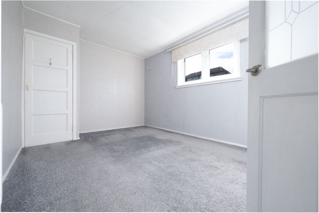 2 bed property, in Maple Road, £80,000
