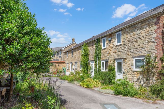 2 bed property, in Wyke Court, £225,000