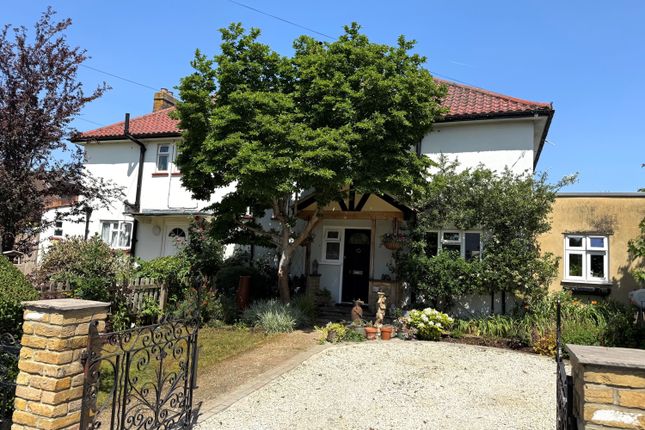 3 bed property, in Knights Close, £565,000