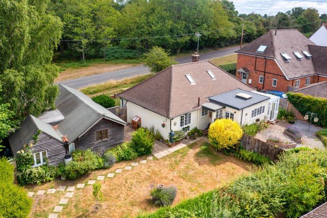 3 bed property, in Stoke Row Road, £795,000
