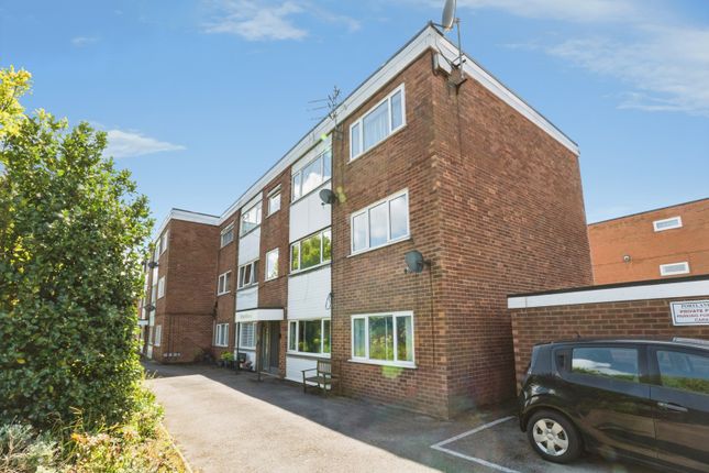 2 bed property, in Heyhouses Lane, £96,000