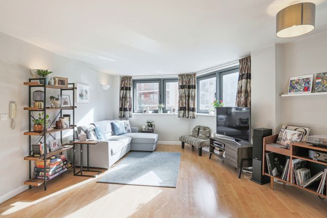 2 bed property, in City Walk, £180,000