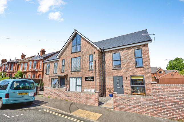 2 bed property, in Clarence Road, £190,000