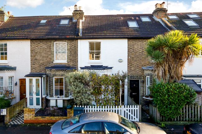 2 bed property, in Sandycombe Road, £730,000