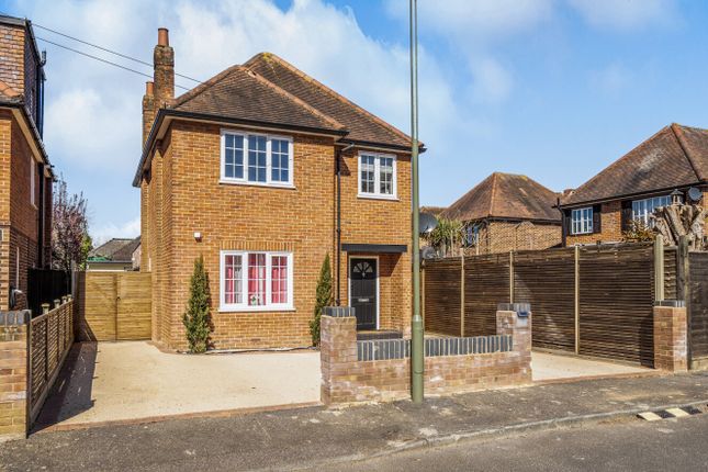 3 bed property, in Walton-On-Thames, £765,000