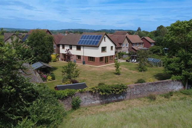 5 bed property, in Caysers Croft, £879,950