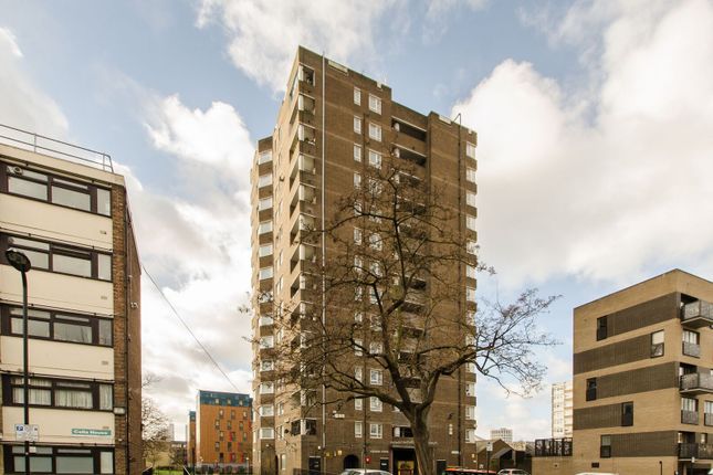 1 bed property, in Hoxton Street, £300,000