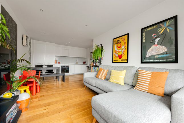 3 bed property, in Tiltman Place, £545,000