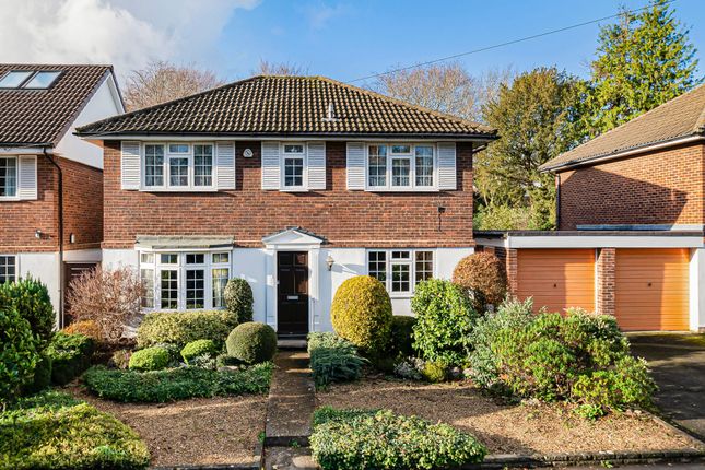 4 bed property, in Freshwood Close, £900,000