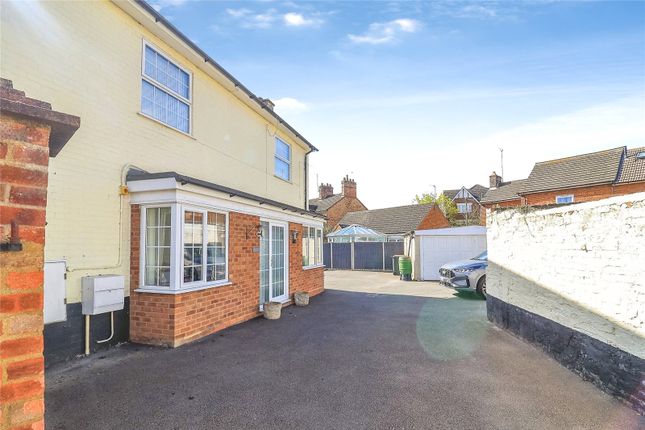 2 bed property, in Stanbridge Road, £475,000