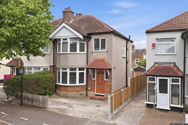 3 bed property, in Queens Grove Road, £635,000