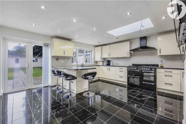 4 bed property, in Brompton Farm Road, £550,000