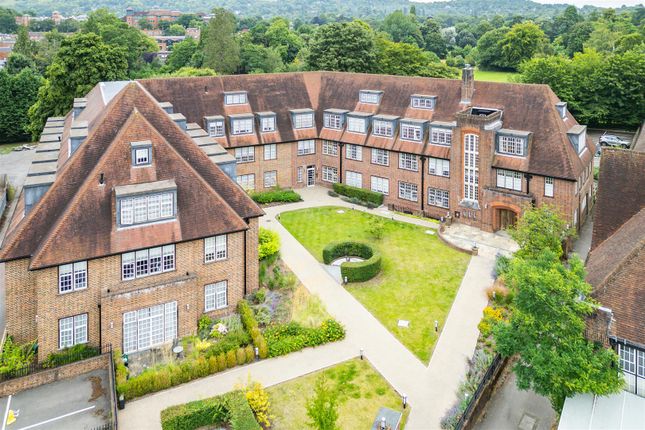 2 bed property, in Lesbourne Road, £400,000