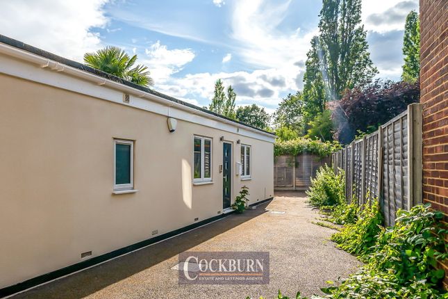 2 bed property, in Green Lane, £325,000
