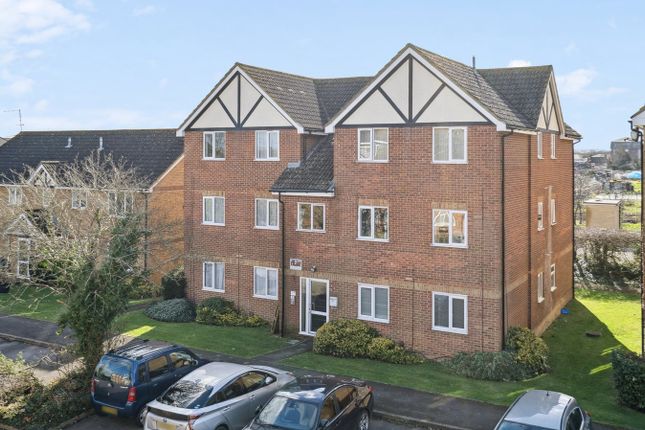 1 bed property, in Common Road, £190,000