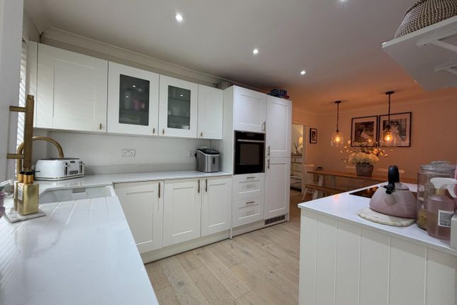 2 bed property, in Ethelburga Drive, £325,000
