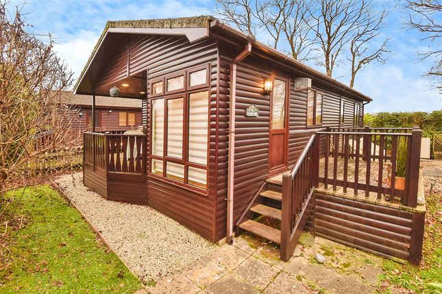 2 bed property, in The Thatches Holiday Village, £80,000