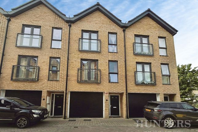 3 bed property, in Daffodil Close, £625,000