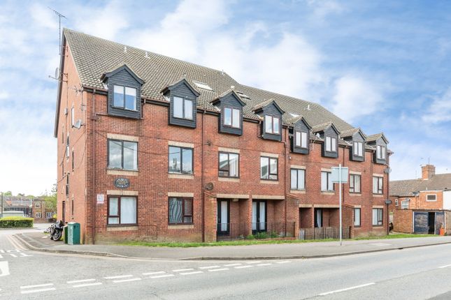 2 bed property, in Rectory Road, £125,000