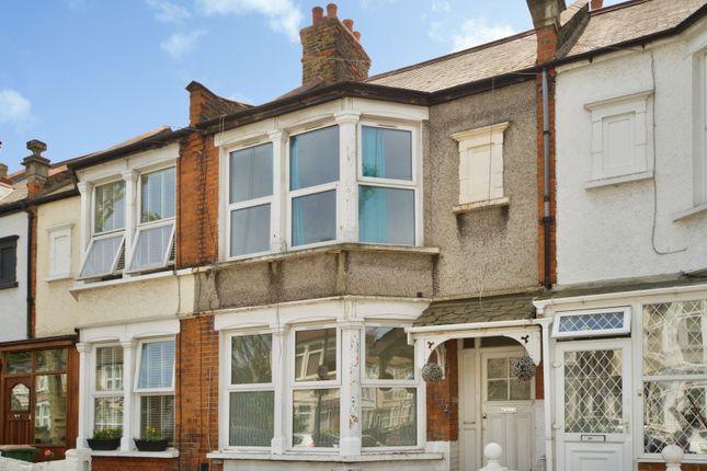 2 bed property, in Henniker Gardens, £425,000