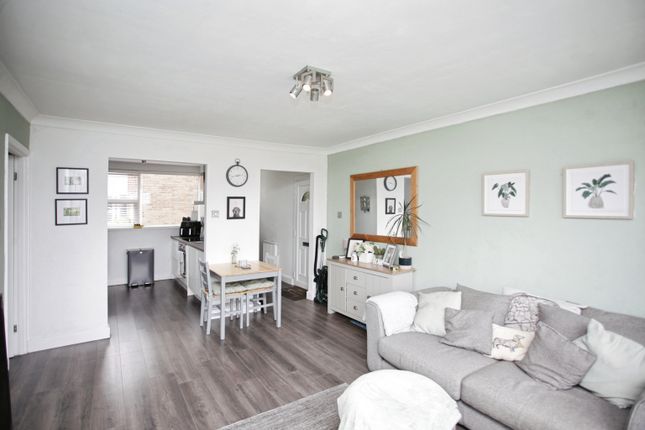 2 bed property, in Ash Court, £150,000