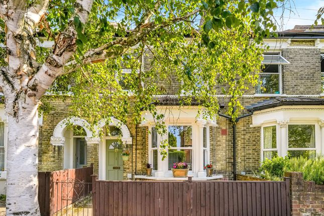 1 bed property, in Quicks Road, £425,000