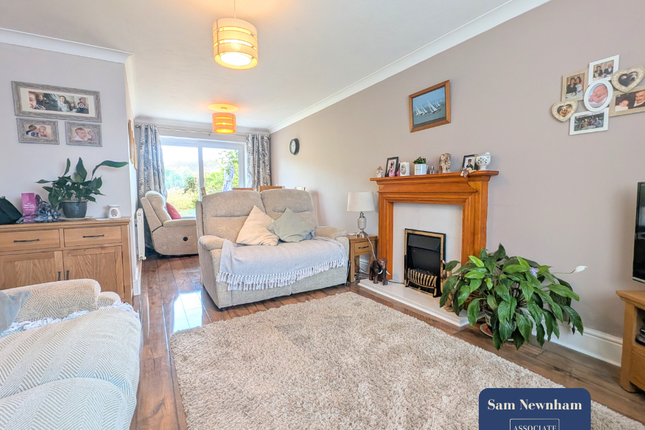 2 bed property, in Fieldfare Road, £310,000