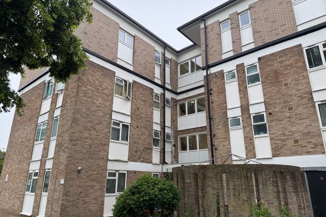 2 bed property, in Cole Gardens, £286,000