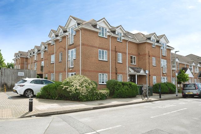 2 bed property, in Claremont Road, £120,000