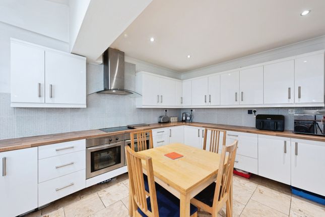 3 bed property, in Clensham Lane, £625,000