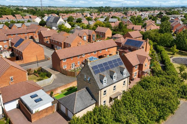6 bed property, in Sweetgrass Road, £399,950