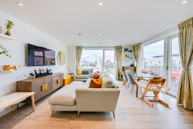 3 bed property, in Thomas Road, £625,000