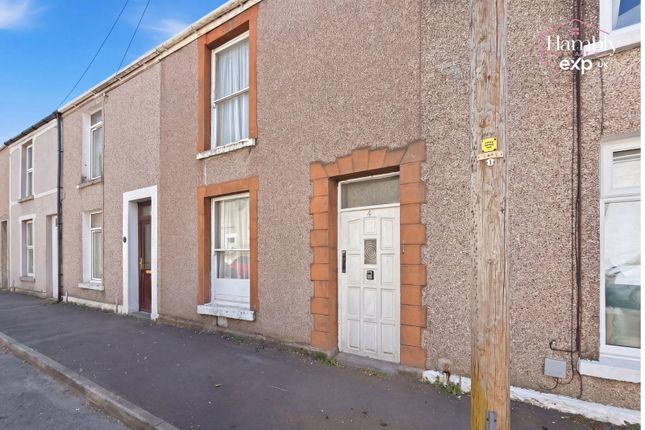 2 bed property, in Catherine Street, £110,000