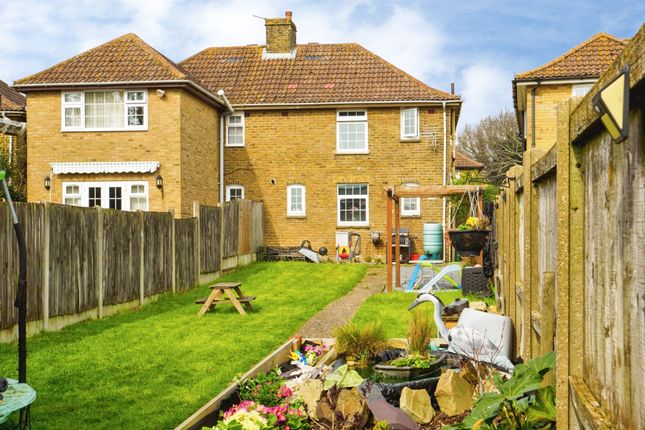 2 bed property, in Milner Crescent, £220,000